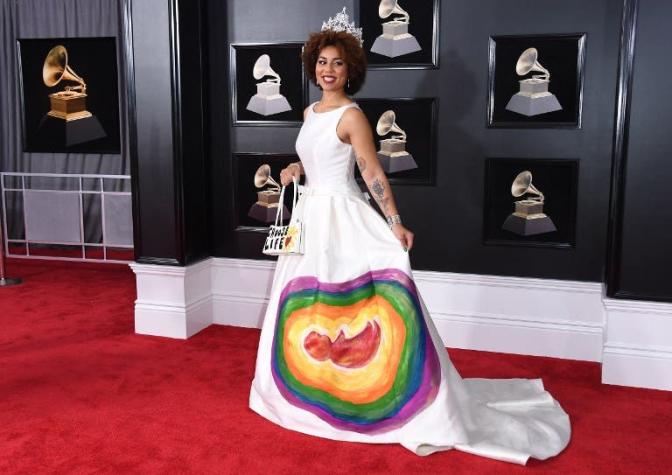 El año pasado apoyó a Trump: artista estadounidense luce vestido "antiaborto" en el Grammy