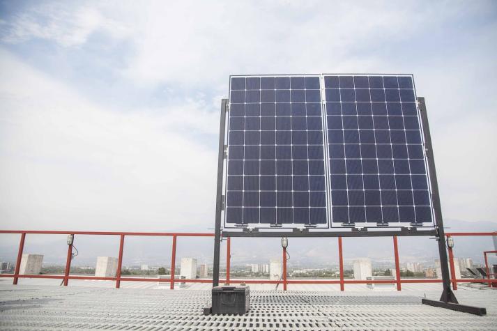Paneles solares de “dos caras” generan hasta un 25% más de energía