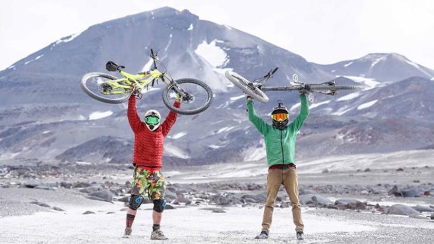 [VIDEO] Hazaña en bicicleta: El ascenso de 6.800 metros al volcán Ojos del Salado