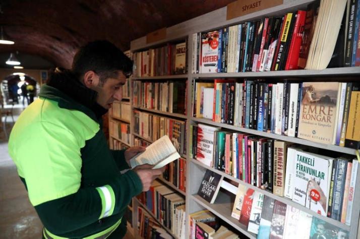 Trabajadores de la basura crean biblioteca con libros que son desechados