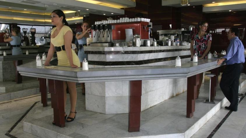 "Vendemos una ilusión": cómo son y por qué se mantienen vigentes los café con piernas de Santiago