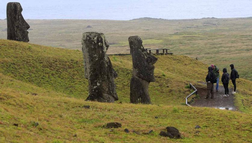 Turista que se tomó foto sobre un moai queda con prohibición de entrar a Isla de Pascua por dos años