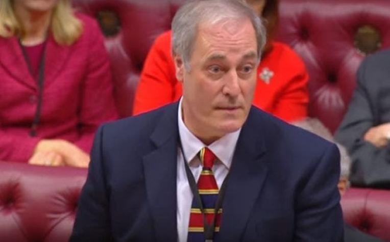 Un lord británico renuncia tras llegar dos minutos tarde al Parlamento
