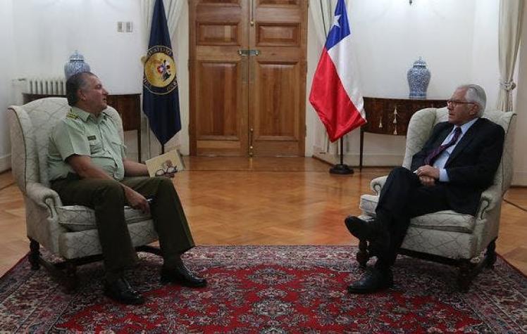Oficialismo se divide por respaldo de La Moneda a General Villalobos