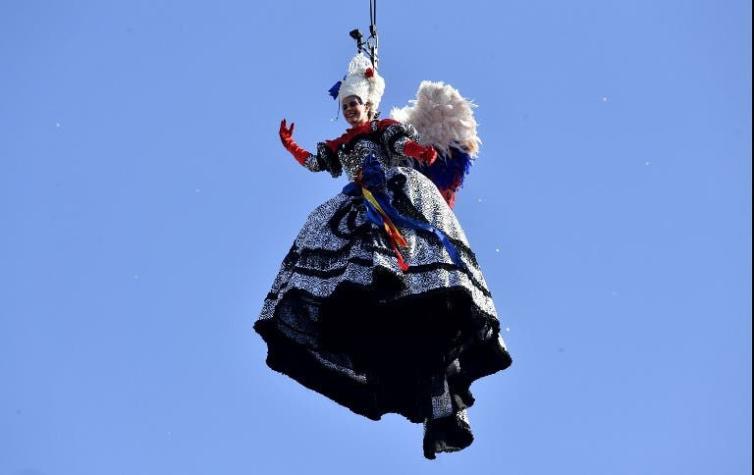 Se inicia el Carnaval de Venecia con el "salto del ángel"
