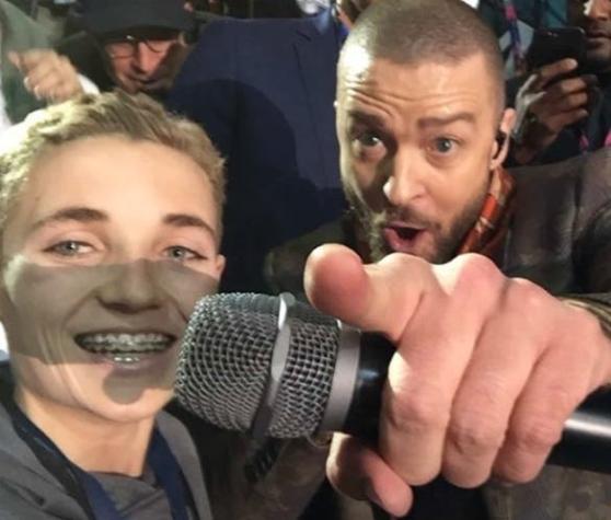 La curiosa reacción del "selfie kid" durante la presentación de Justin Timberlake en el Super Bowl