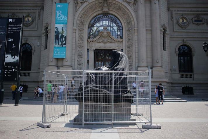Municipalidad de Santiago se sumará a la querella por daños a escultura del Museo de Bellas Artes