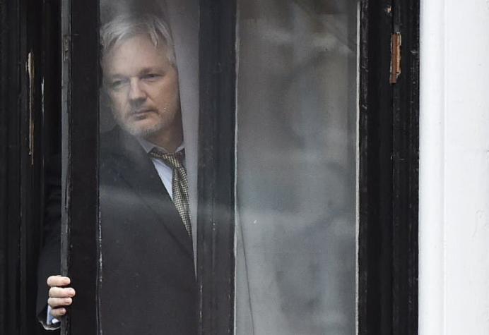 Justicia británica mantiene orden de detención de Assange