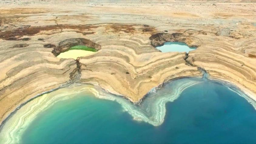 Cómo se forman los impresionantes socavones que deja el mar Muerto a medida que se seca
