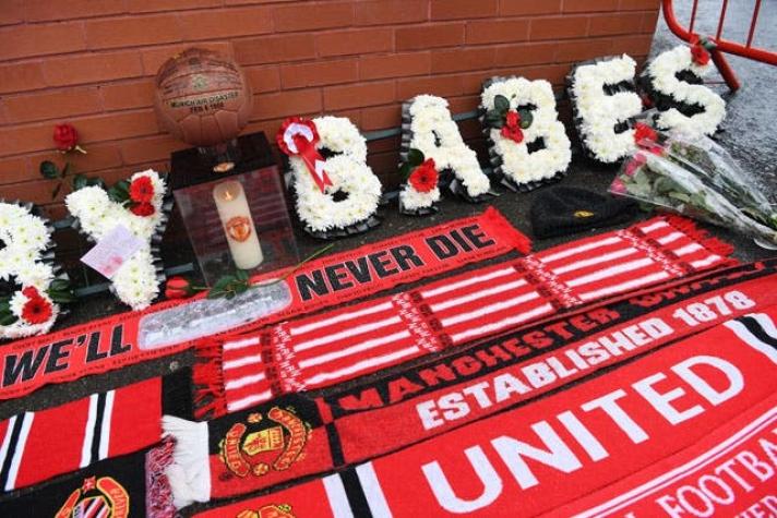 Alexis adhiere a homenaje de Manchester United a víctimas de accidente aéreo de Múnich