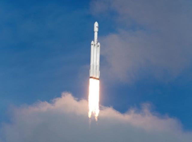 [VIDEO] Mira cómo fue el vuelo del "Falcon Heavy": el cohete más poderoso del mundo