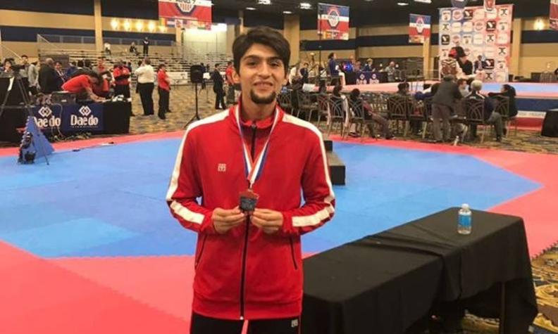 Chileno Sebastián Navea celebra su medalla de plata en el US Open de Taekwondo