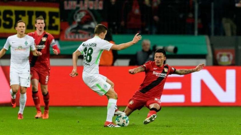Aránguiz pasa susto en remontada de Leverkusen que avanza en Copa de Alemania