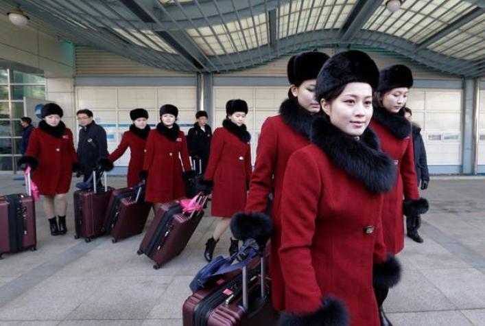 Animadoras norcoreanas llegan a Corea del Sur para los Juegos Olímpicos de Invierno
