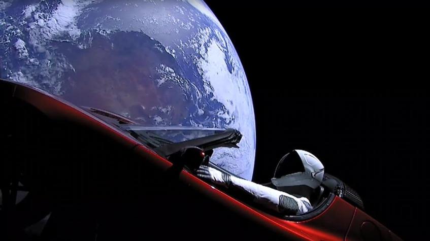 El Tesla rojo de Elon Musk se sale de curso y se dirige hacia unos asteroides