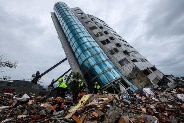 Servicios de rescate buscan supervivientes del terremoto en Taiwán
