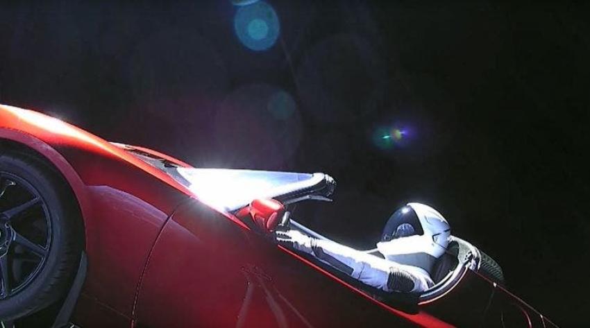 Elon Musk publica la última foto del Tesla rojo tras perder el rumbo a Marte