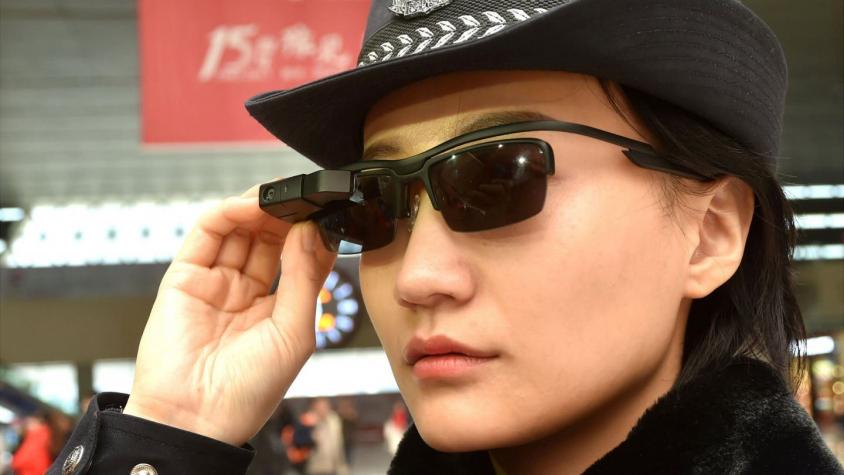 Así son las nuevas gafas con reconocimiento facial de la policía china para capturar sospechosos