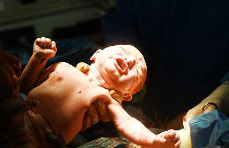 "¡Travis, atrápalo!": La increíble historia de una mujer que dio a luz en el pasillo de un hospital