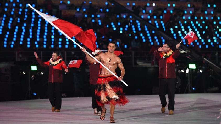 Abanderado de Tonga desfila con torso desnudo en Pyeongchang al igual que en Río 2016