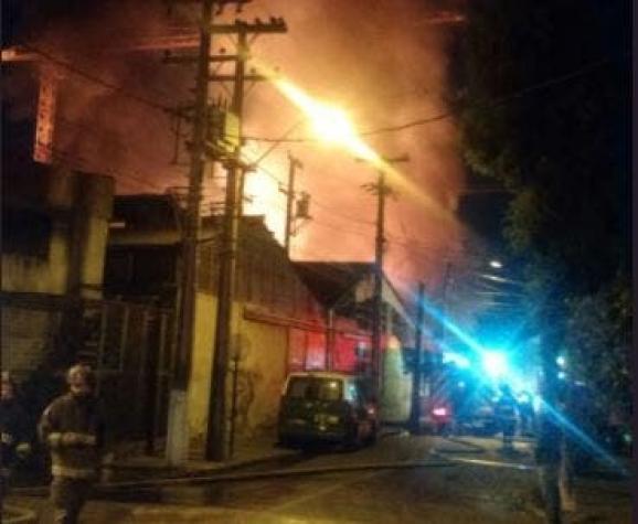 Incendio afecta fábrica en San Miguel y casa aledañas