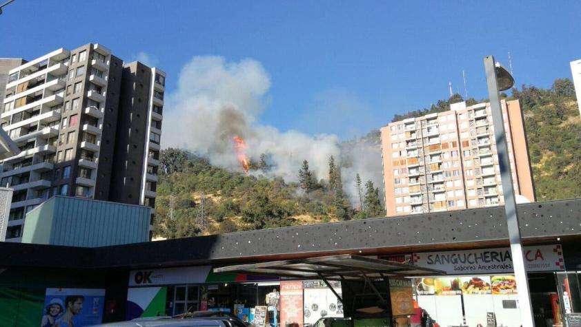 Bomberos trabaja para controlar incendio en Cerro San Cristóbal