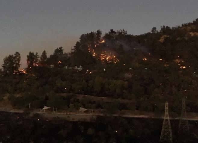 Decretan alerta roja en comuna de Recoleta por incendio en cerro San Cristóbal