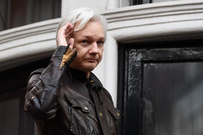 Juez británica mantiene orden de detención internacional contra Assange