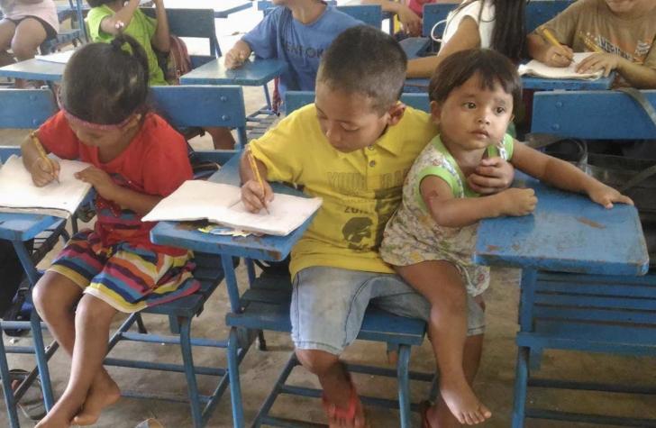 La imagen que recorrió el mundo: niño filipino lleva a su hermanita a la escuela