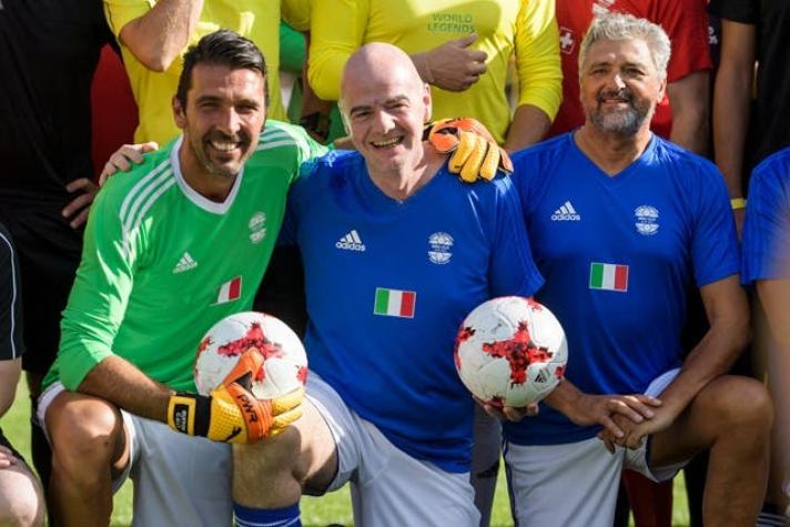 Presidente de la FIFA hace un llamado al fútbol italiano para que reagrupe fuerzas