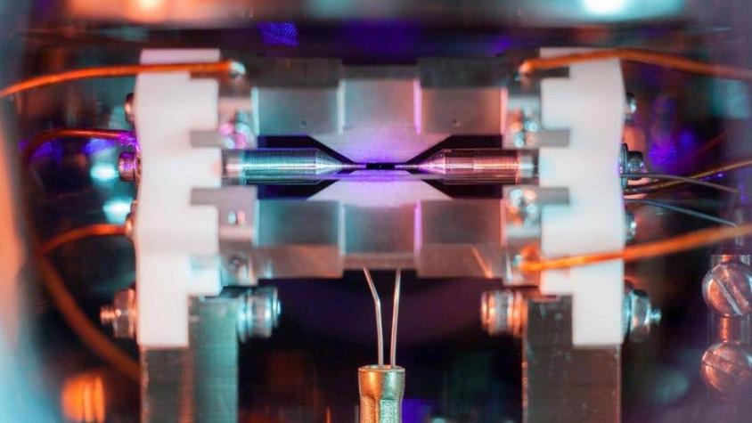 Un investigador logró la imposible tarea de fotografiar un minúsculo átomo con una cámara estándar