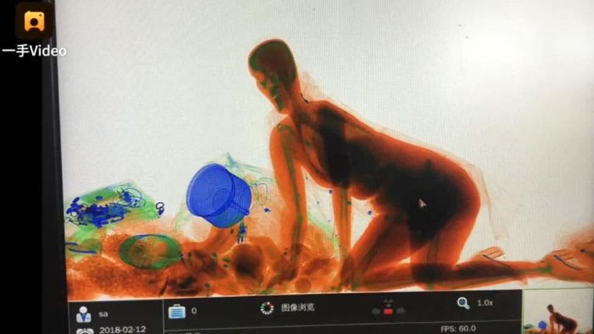 Un mujer se mete en una máquina de rayos X por temor de que le robaran su bolso