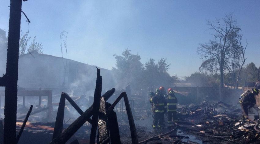Incendio afecta a mueblería cercana al Parque Brasil en La Granja