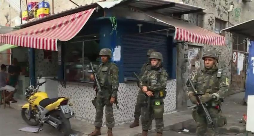 [VIDEO] Militares toman el control de seguridad en Río de Janeiro