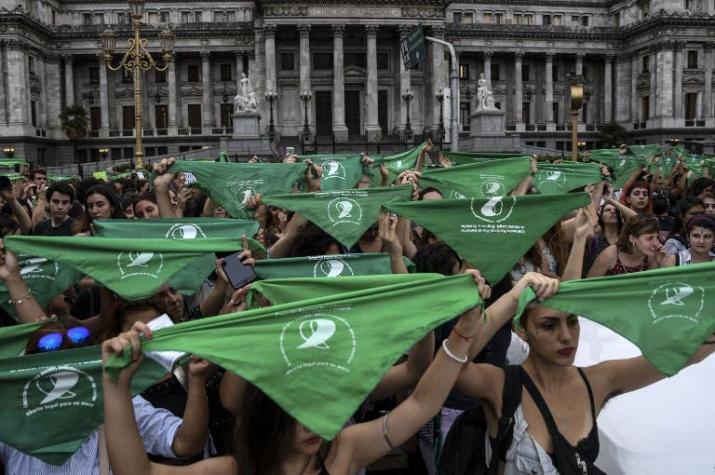 "Pañuelazo": Miles de personas se reúnen exigiendo legalizar el aborto en Argentina
