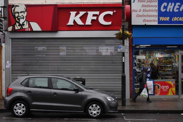 Inusual "crisis del pollo" obliga a KFC a cerrar varios locales en Reino Unido e Irlanda