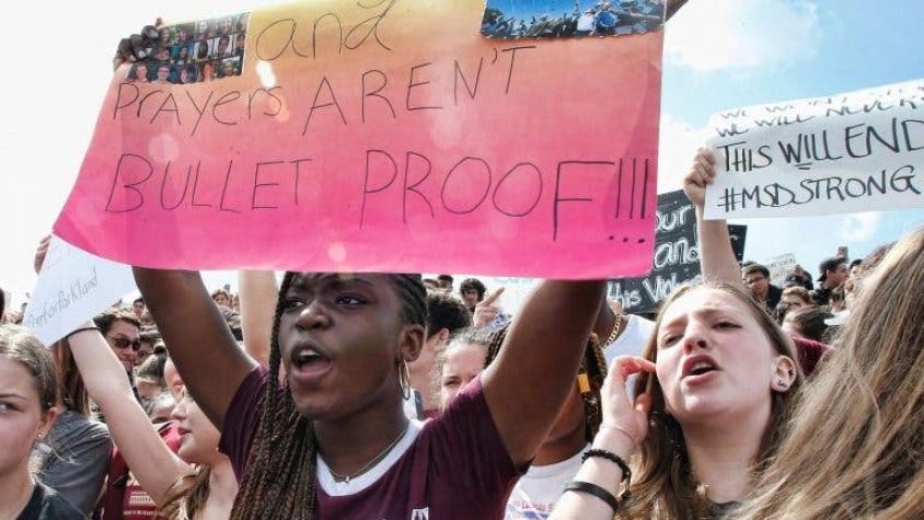 Estudiantes enojados, la nueva y desafiante voz en el debate sobre armas en EEUU