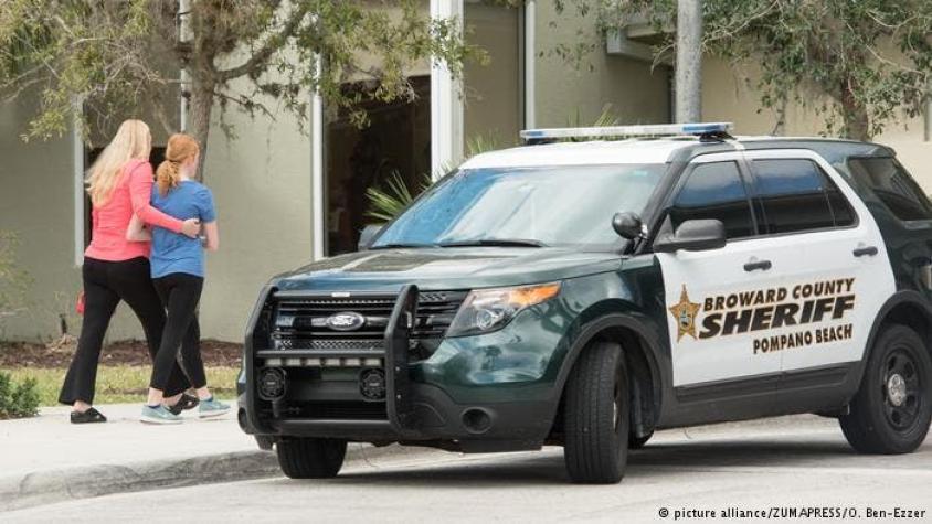 Florida: suspenden a policía que estaba en escuela durante matanza y no entró