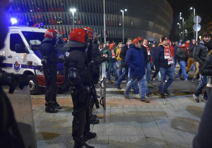 Un policía muerto y cuatro heridos en enfrentamientos entre hinchas de fútbol en Bilbao