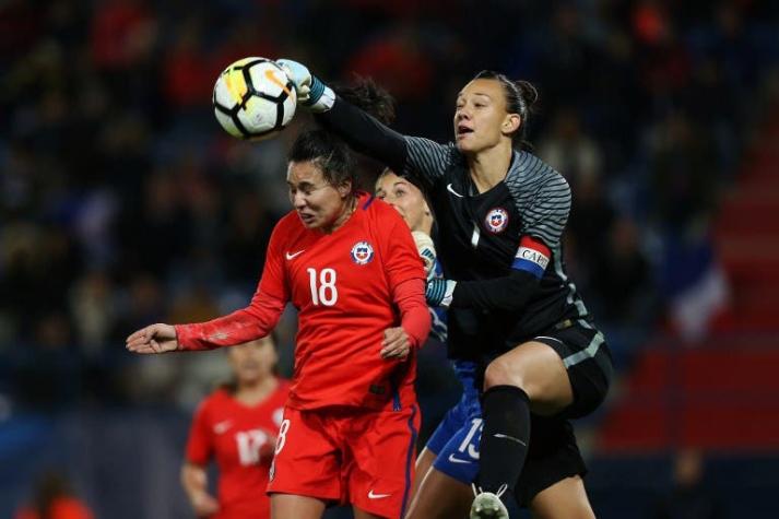 Christiane Endler: “En Chile no se le da la importancia que merece al fútbol femenino”