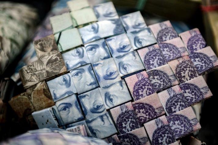 La crisis y el "Money art": Usan devaluados billetes venezolanos para hacer manualidades callejeras