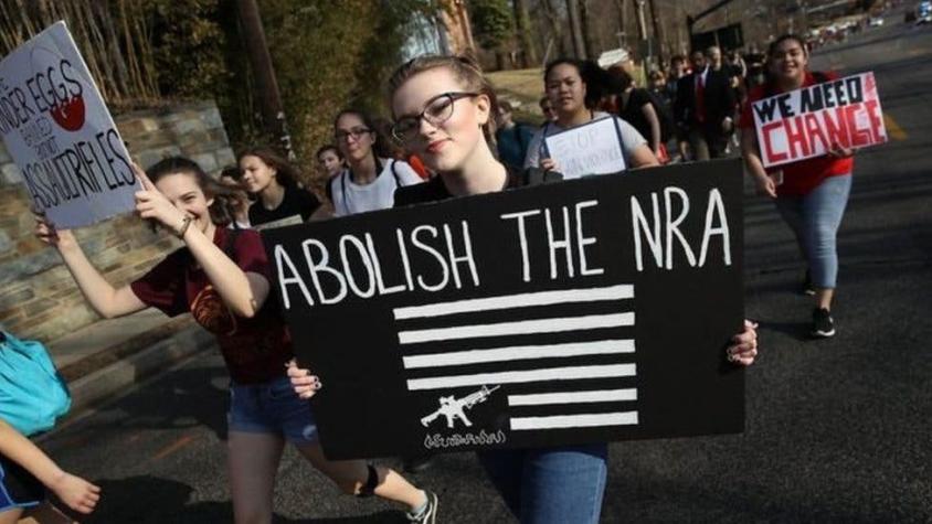 Por qué grandes empresas de Estados Unidos están boicoteando la Asociación Nacional del Rifle