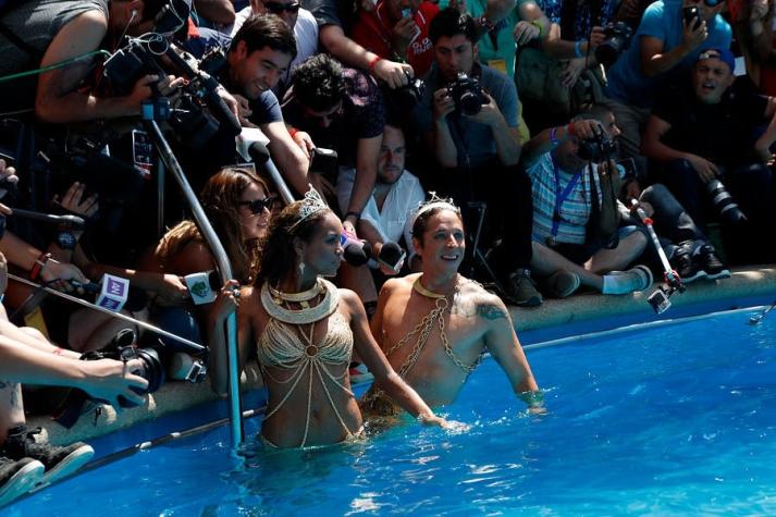 Al estilo "Game Of Thrones": así fue el piscinazo de Betsy Camino y Matías Vega