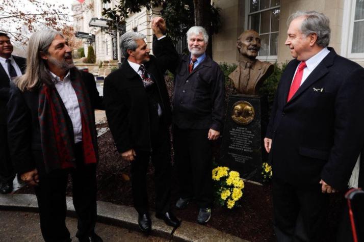 Inauguran busto de Orlando Letelier en embajada chilena de Washington DC
