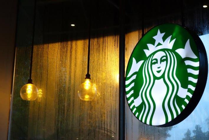 Starbucks promete igualdad de pago para mujeres y minorías