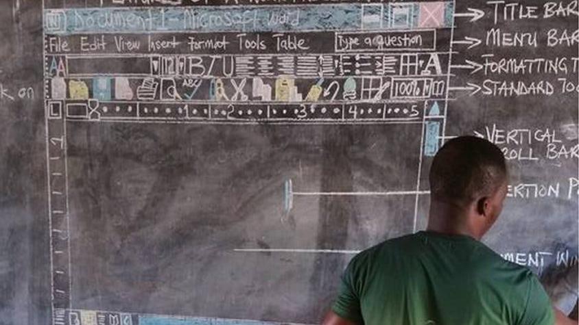 La historia de un profesor de Ghana que enseña Word con una pizarra y que se volvió un éxito viral