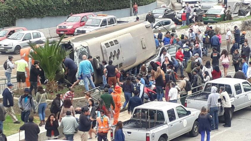Volcamiento de bus en Valparaíso deja una treintena de heridos