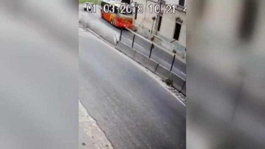 [VIDEO] El momento exacto en que se volcó el bus en Valparaíso