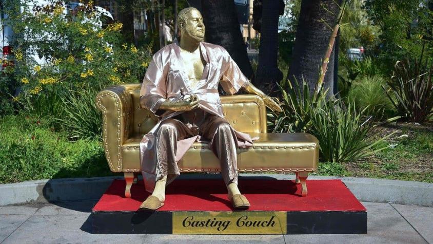 El Sofá de casting: la controvertida estatua de Harvey Weinstein que apareció en Hollywood