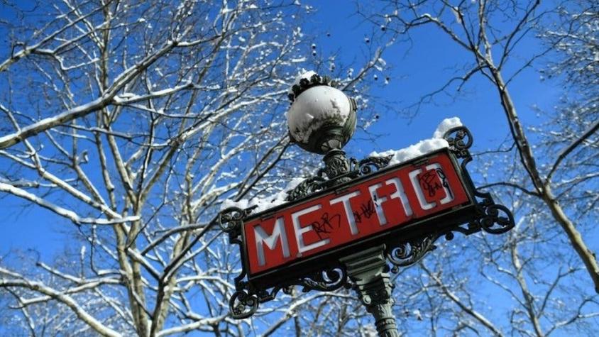 La mujer embarazada multada por caminar en dirección contraria por un pasillo del Metro en Paris